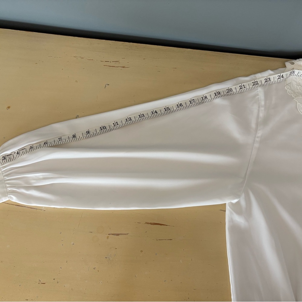 Unique leaf-design lace collar blouse - Picture 3 of 5